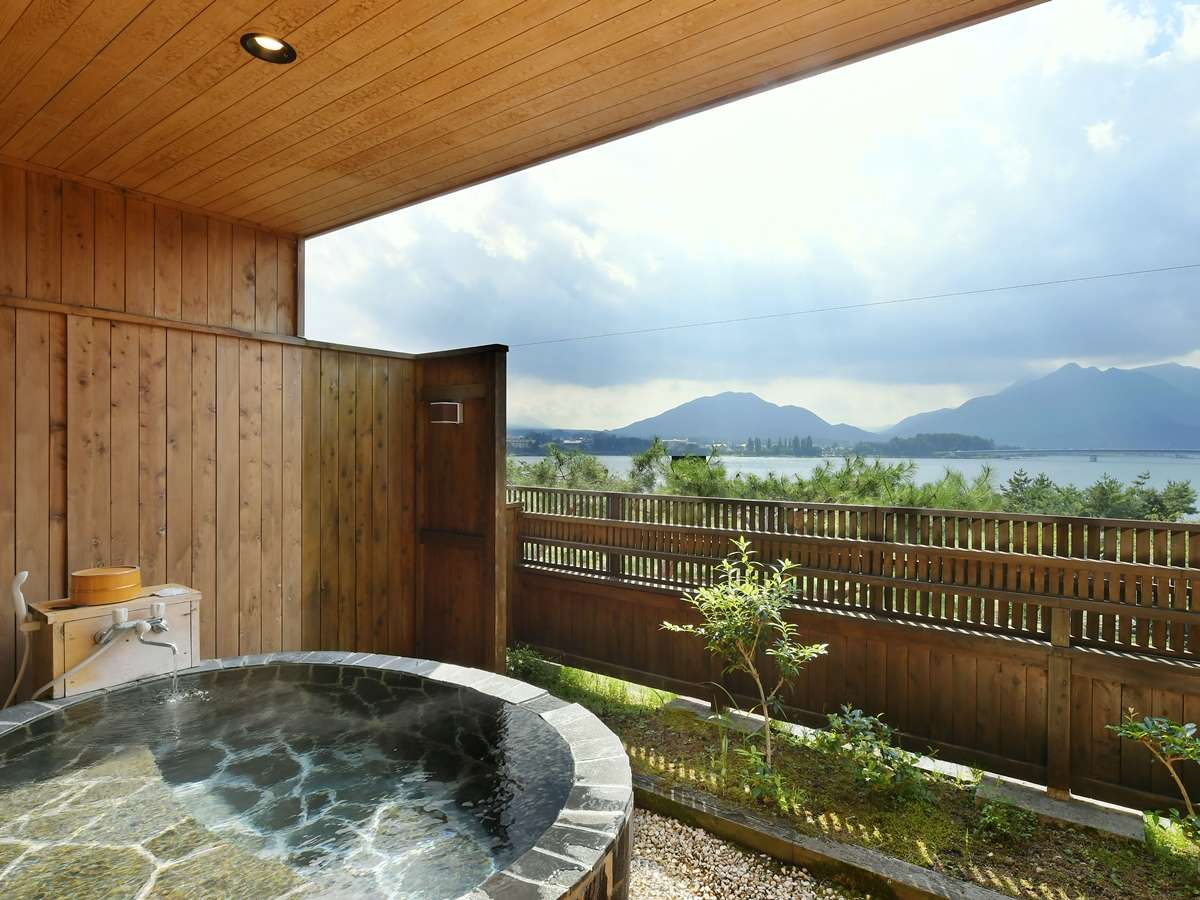 【露天風呂付客室】河口湖が眺望できる専用露天風呂付客室です。