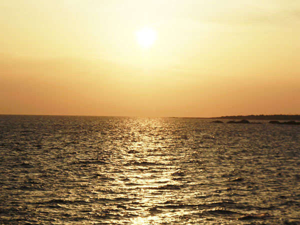 さえぎるものなく海に沈み込む夕日の眺めは心洗われるひととき♪