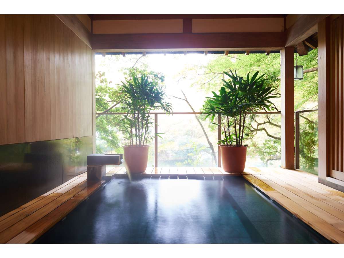 露天風呂『静寛の湯』は早川沿いに位置し、瀬音をお楽しみいただけます。