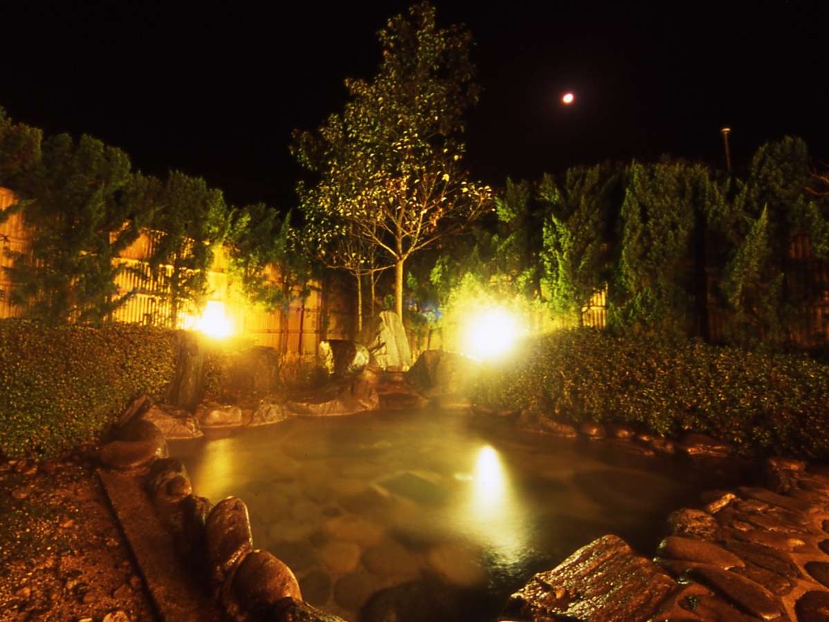 『美肌の湯』とも称される程泉質の良い旭温泉を露天風呂で堪能。夜は満天の星を眺めゆっくりおくつろぎを