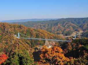 【秋】紅葉のパノラマを望む「竜神大吊橋」