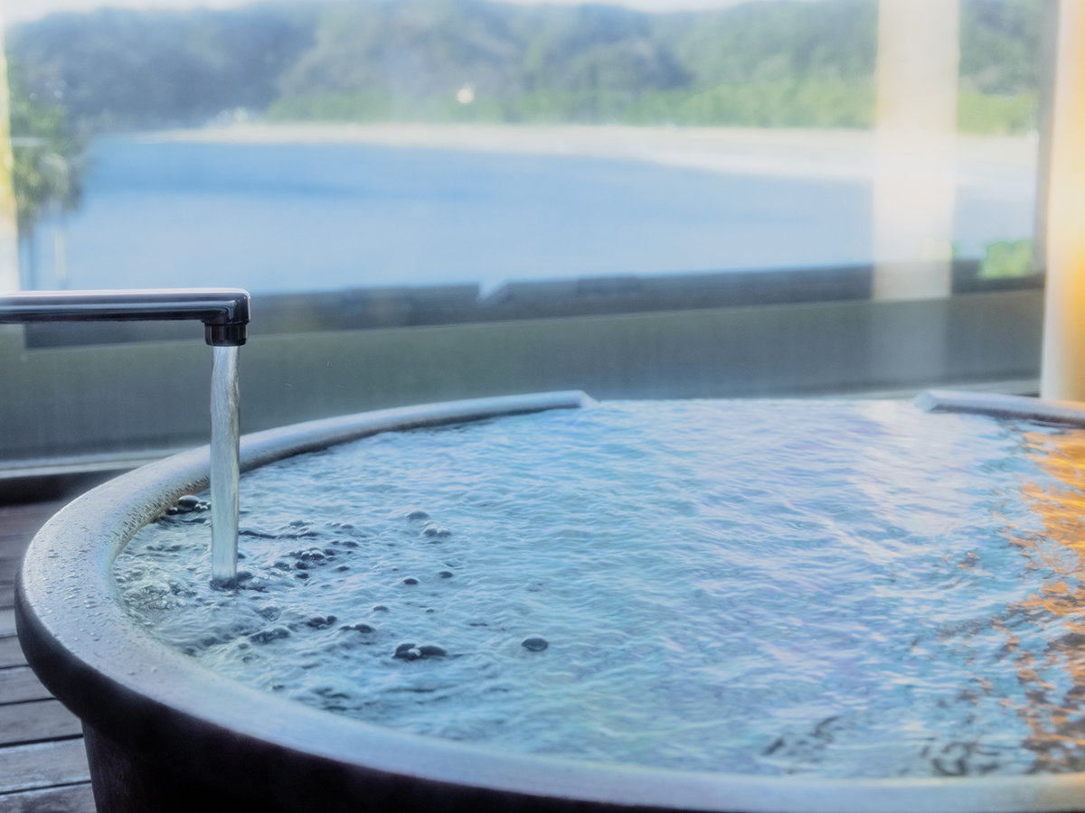 【客室露天風呂】客室からも海を眺めながらゆったりと入浴ができます
