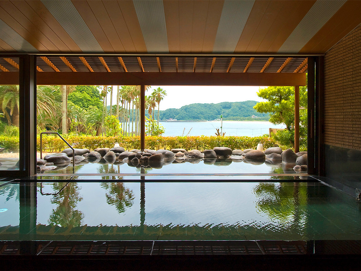 【大浴場‐内湯】弓ヶ浜ビーチを一望!海水浴場からそのままご利用いただけます