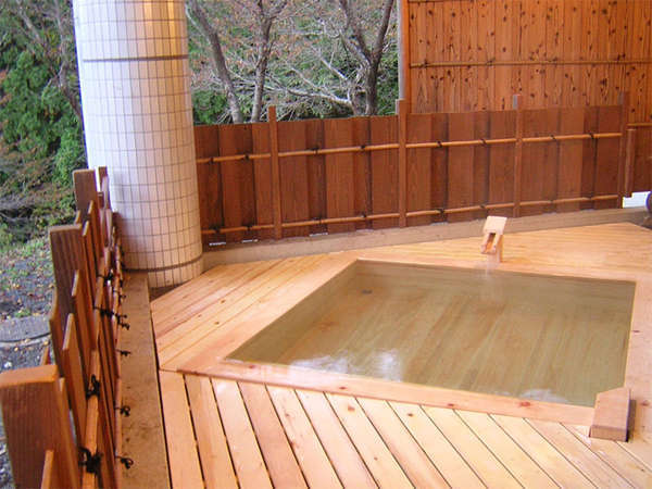 【大浴場の露天桧風呂】優しい桧の香りに包まれながら、四季折々の景色を感じて下さい。