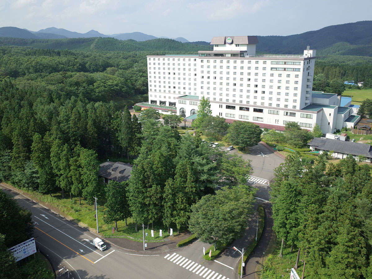山並みに囲まれたリゾートホテル