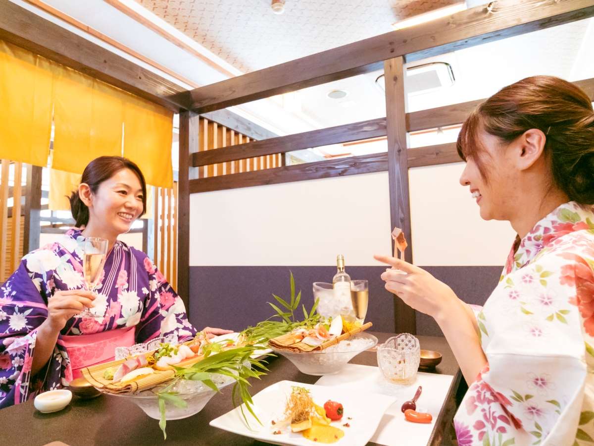 プライベート感溢れる半個室の食事会場。気兼ねないひとときを過ごすことができます。