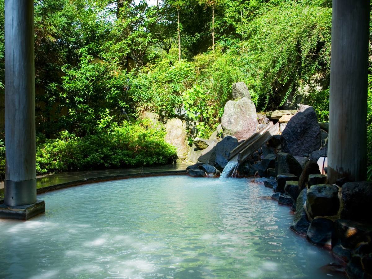 【大浴場 香仙翔】自然溢れる景色を眺め、良質な湯に身を委ねる至福のとき。