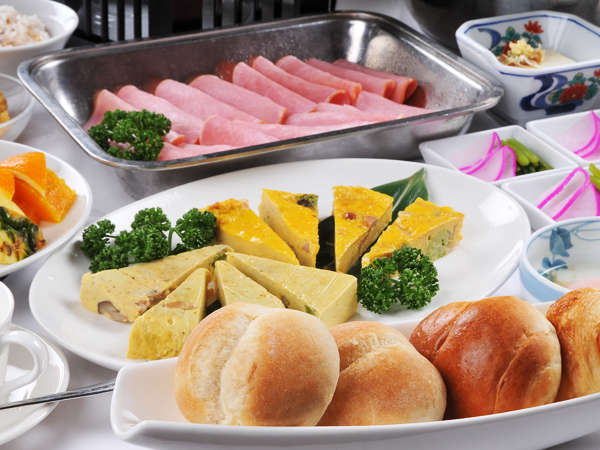 長野県産コシヒカリと十穀米で炊いたご飯。ふわふわのパンに、野菜のキッシュ。手作りの味をお届けします。
