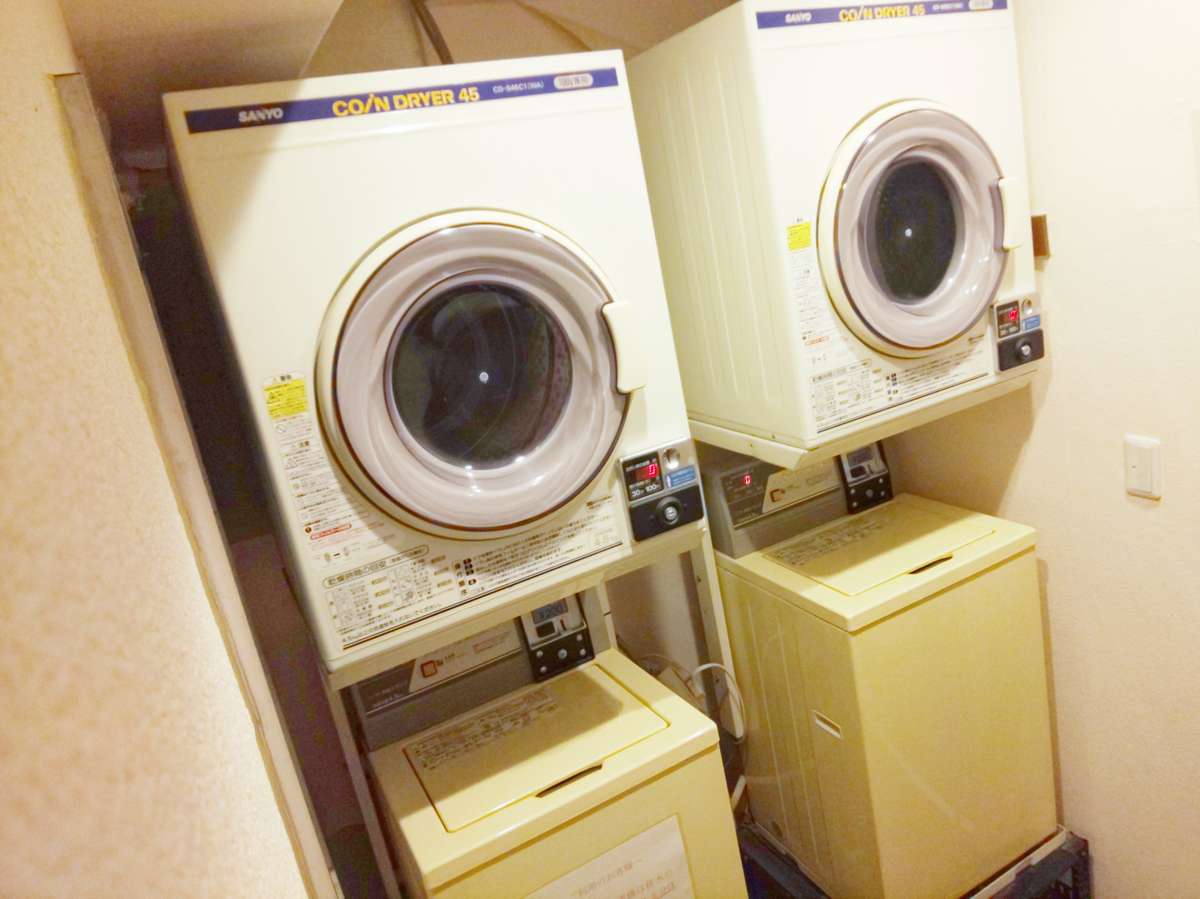 コインランドリー。洗濯機と乾燥機を２台づつ設置しております。