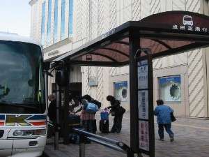 成田空港・羽田空港リムジンバス　毎日運行（クレスト前にバス停があります）