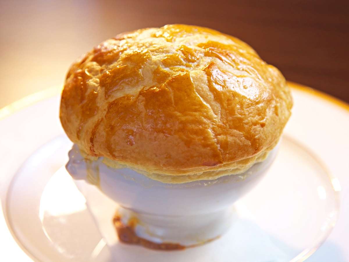 マルセイユ風ブイヤベースのパイ包みは数種の魚介の旨みたっぷりのスープです。