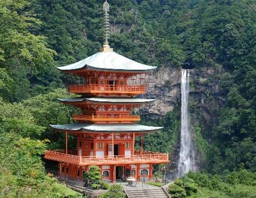 世界遺産に登録された那智の滝は日本三大名漠の一つです。ホテルよりお車で約60分