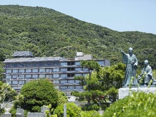当館前、柿崎海岸、弁天島の吉田松陰と金子重輔の銅像