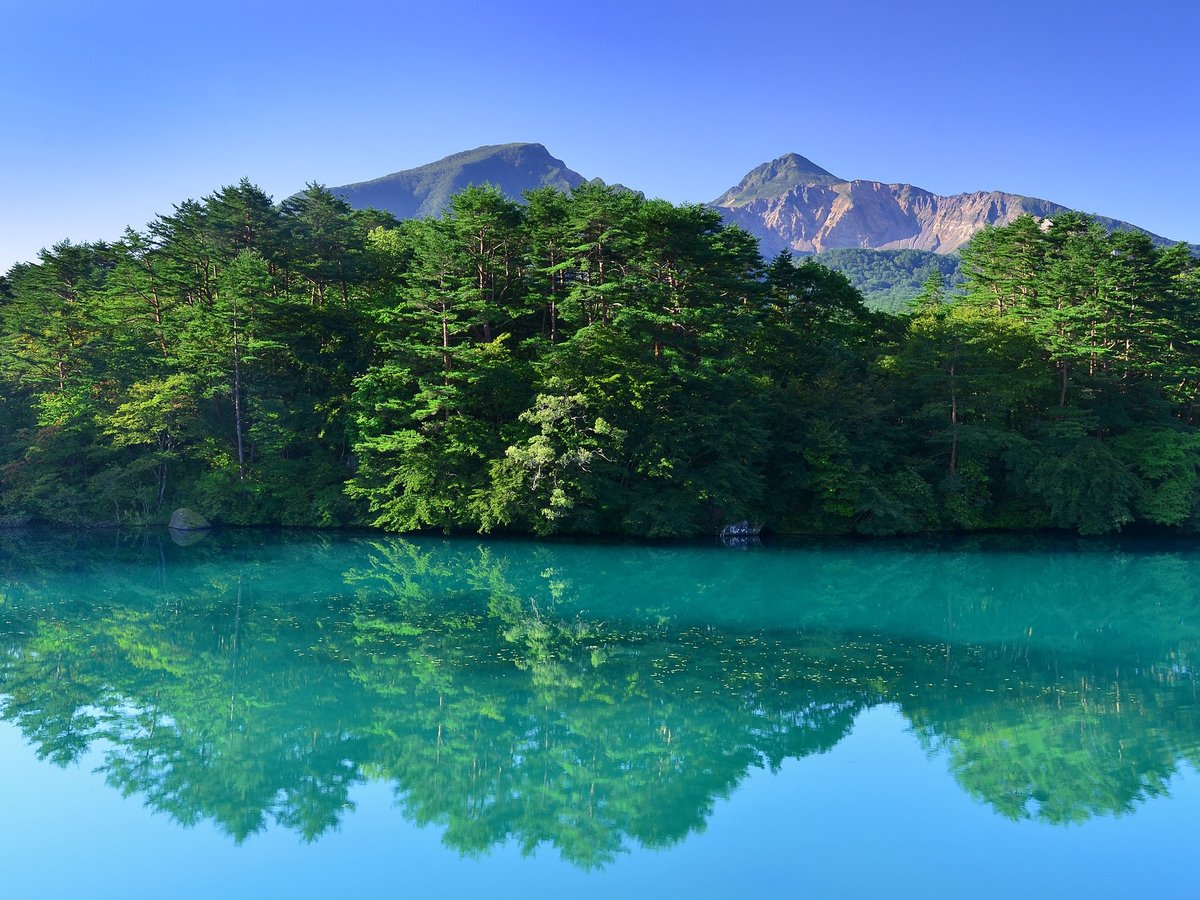 青緑色に光る五色沼最大の「毘沙門沼」