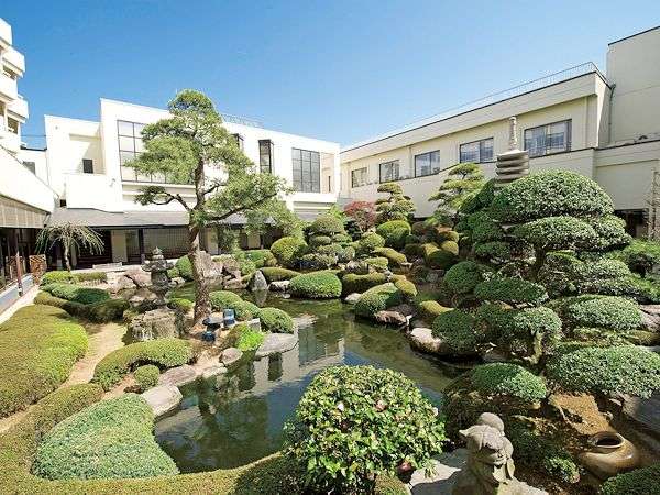 美しき日本庭園を囲む優雅な湯宿の風情