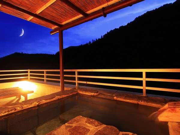 最上階露天風呂付き客室からの夜景。24時間源泉掛け流しでお入りいただけます。