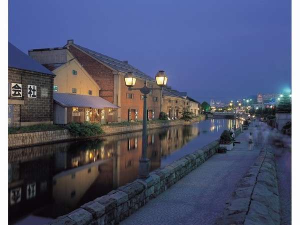 夜の小樽運河。ホテル目の前なので夜のお散歩におすすめです。