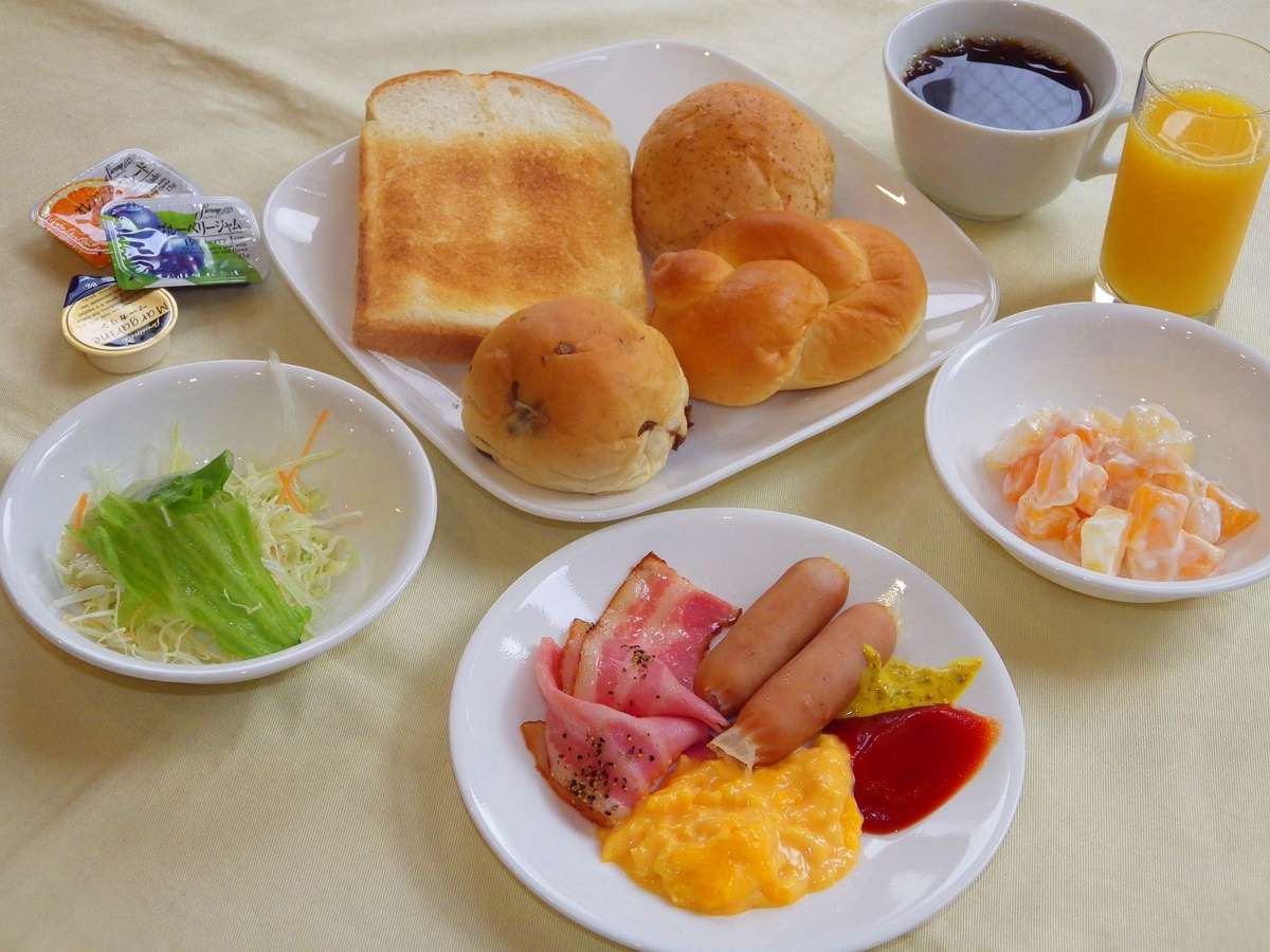 朝食のイメージです。ビュッフェですので和洋を混ぜて食べることができますよ。