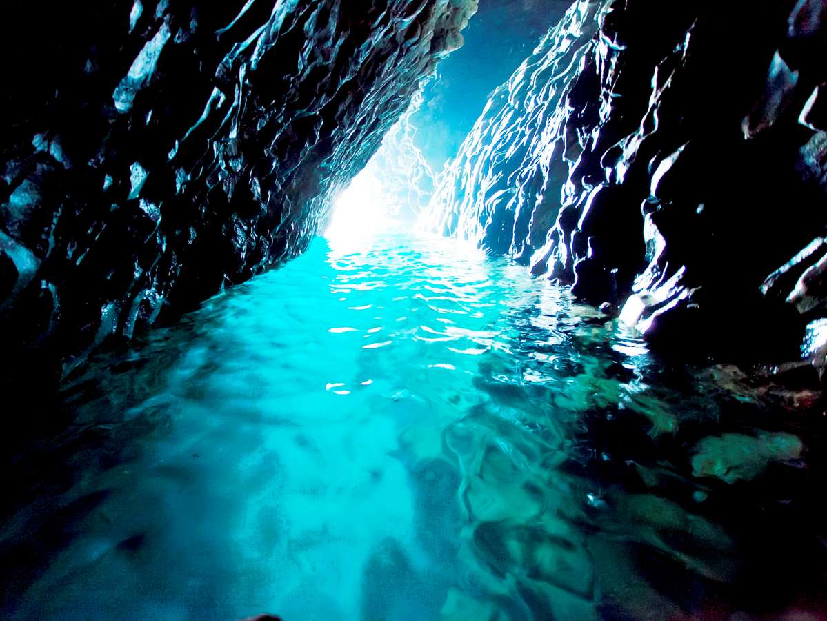 丹後のイタリア・青の洞窟へ。とト屋宿泊で体験できます。神秘的・絶賛です。
