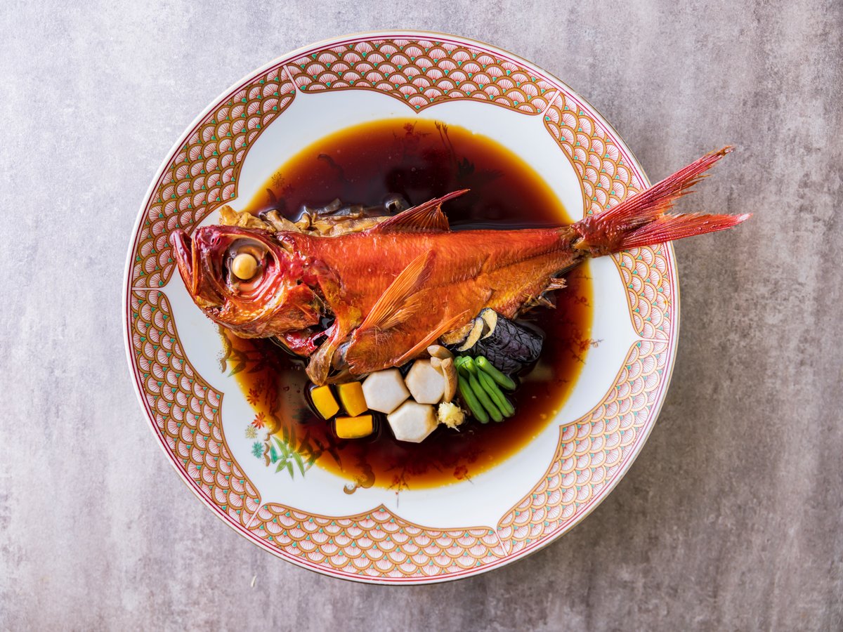 【金目鯛】添え付けの野菜にも旨みが染み込んだ金目鯛姿煮