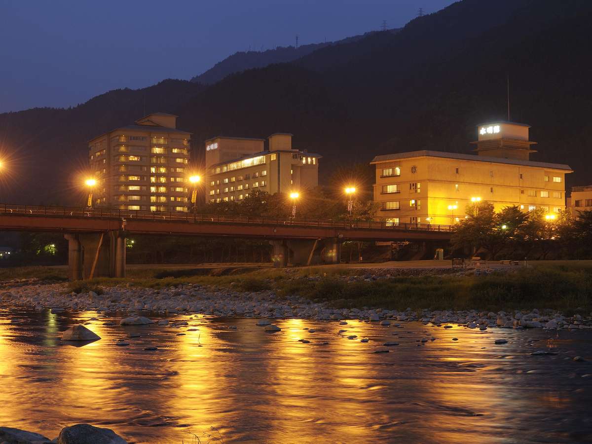 下呂温泉の中心を流れる清流飛騨川沿いに位置する老舗旅館「水明館」