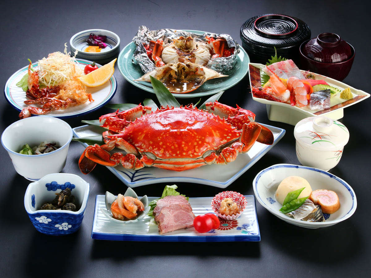 【特選コース】茹で、蒸し、焼きの３つで味わう特大サイズの竹崎蟹。脱皮蟹の天ぷらも味わえます。