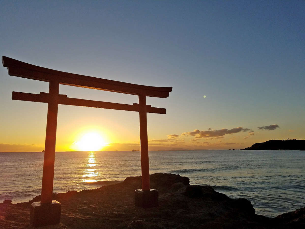 神秘的なショット。白浜神社横、海に建つ鳥居の間から昇る日の出
