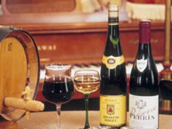 フランスの厳選ワインを常時300本揃えております