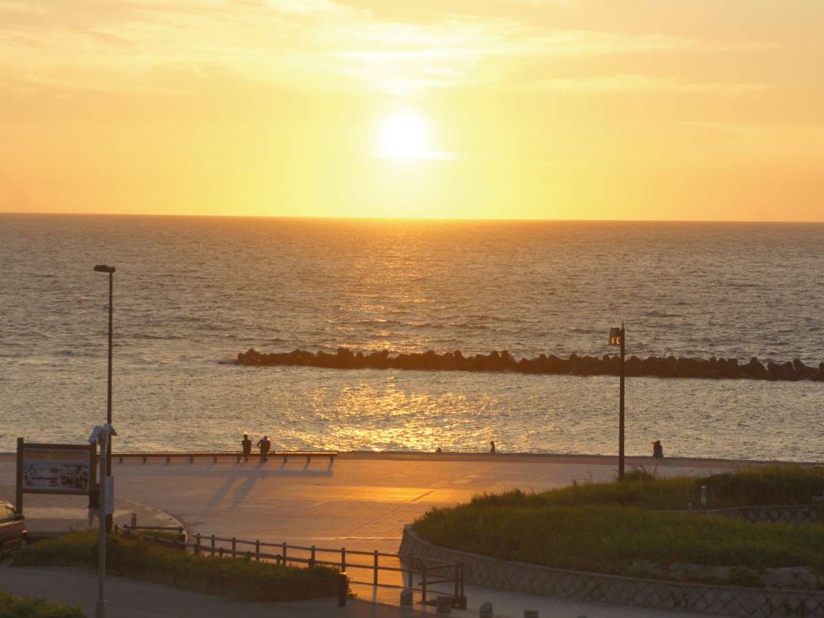 *景観/当館より徒歩5分！「日本の夕陽100選」に数えられる瀬波海岸がすぐそこにございます。