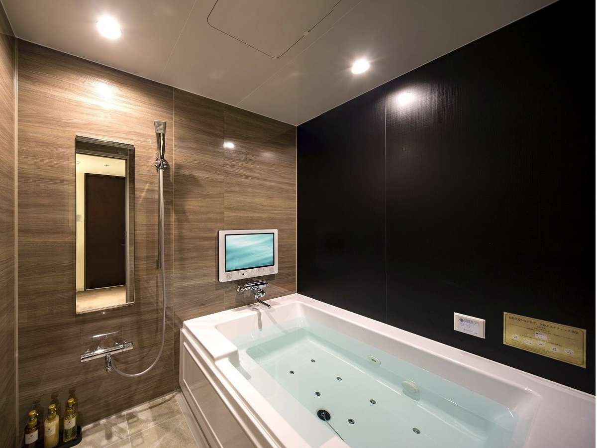 【プレミアムルーム/アーティストルーム浴室一例】ゆったりとした大きい浴槽で、マイクロバブルバスを堪能