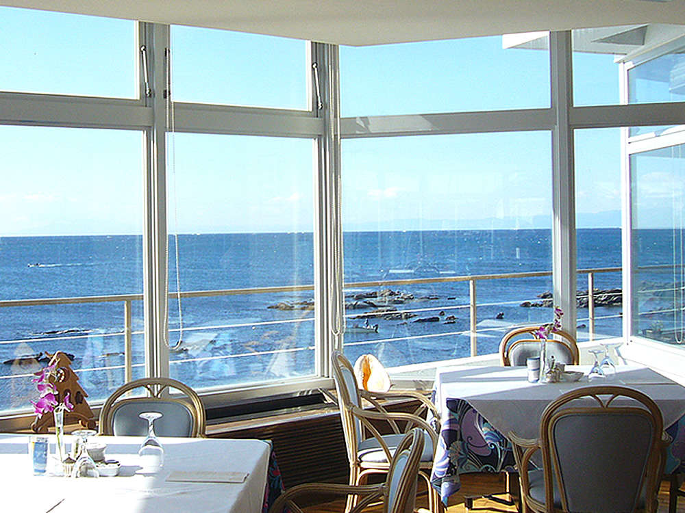 海が一望出来るレストランでごゆっくりとお食事をお楽しみ下さい。