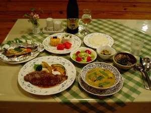夕食は和洋折衷のコース料理で、山菜や魚介類の和風の２品が付く。この日の肉料理はサーロインステーキ。