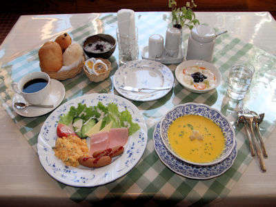 朝食の例。手作りパンと地元の大山ハムや大山乳業製ヨーグルトを使用。春～秋はスープがジュースに変わる。