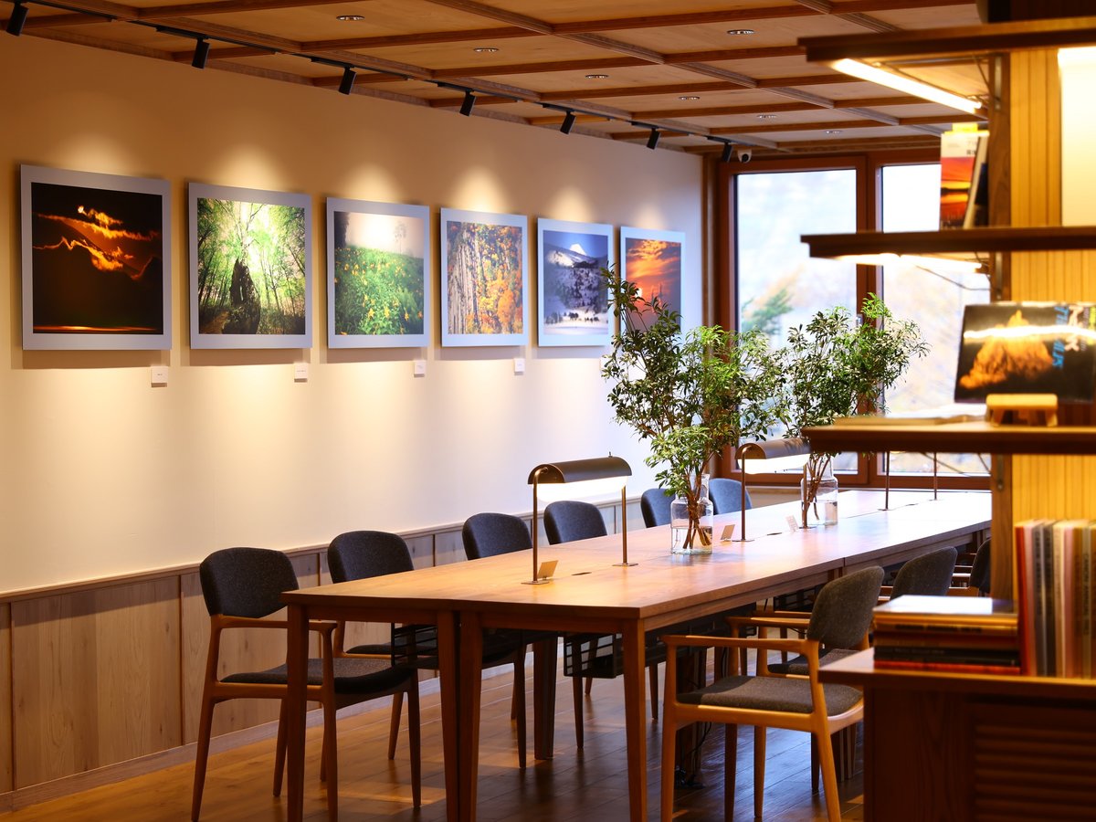 【2021年 館内一部リニューアル】志賀高原の美しい自然をおさめた作品に彩られた館内