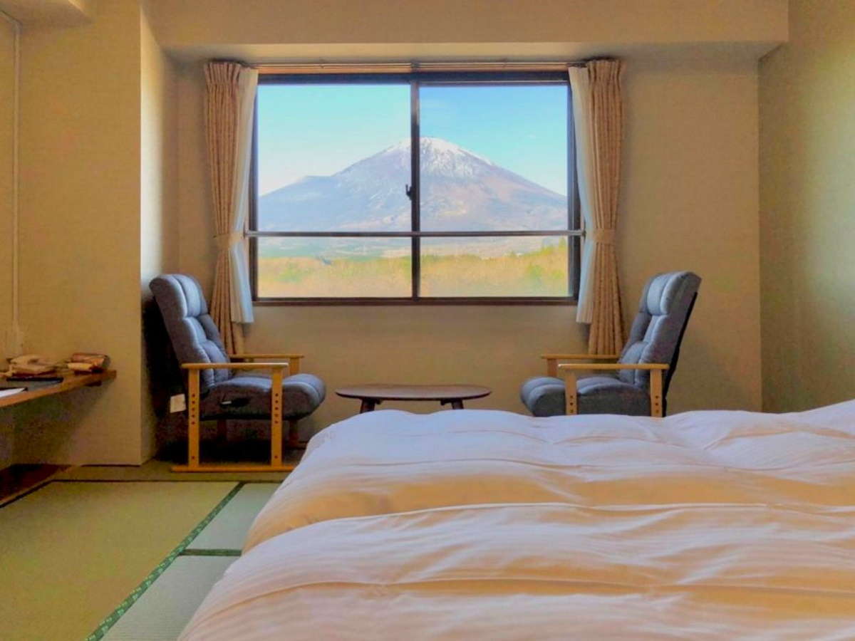 【スタンダードツイン（富士山側）】間近に富士山を望む客室は英気を養うのにぴったり。