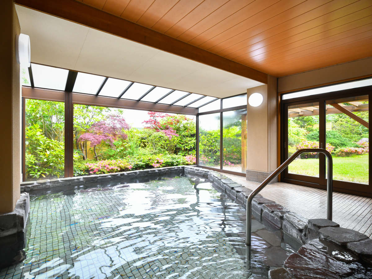 ●庭を眺めながら浸かる半露天風呂　自然の空気を感じゆったり寛げます。