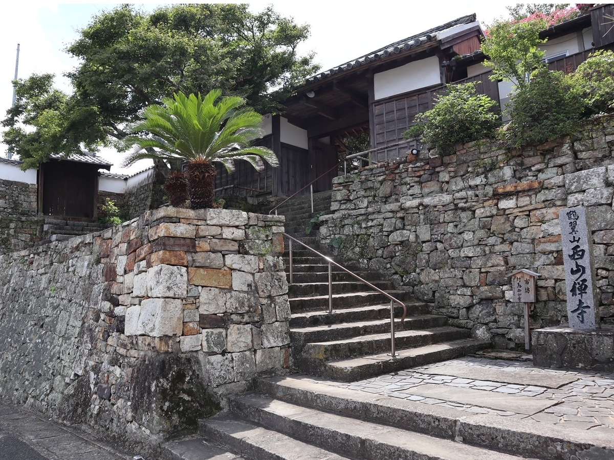 西山寺の風情ある石垣