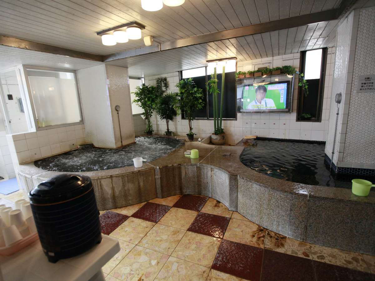 お風呂場には大画面のテレビが。水風呂は16度です。