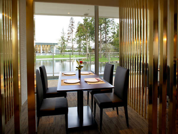 和食レストラン“銀明翠”テーブル席では、当館自慢の庭園がご覧いただけます。