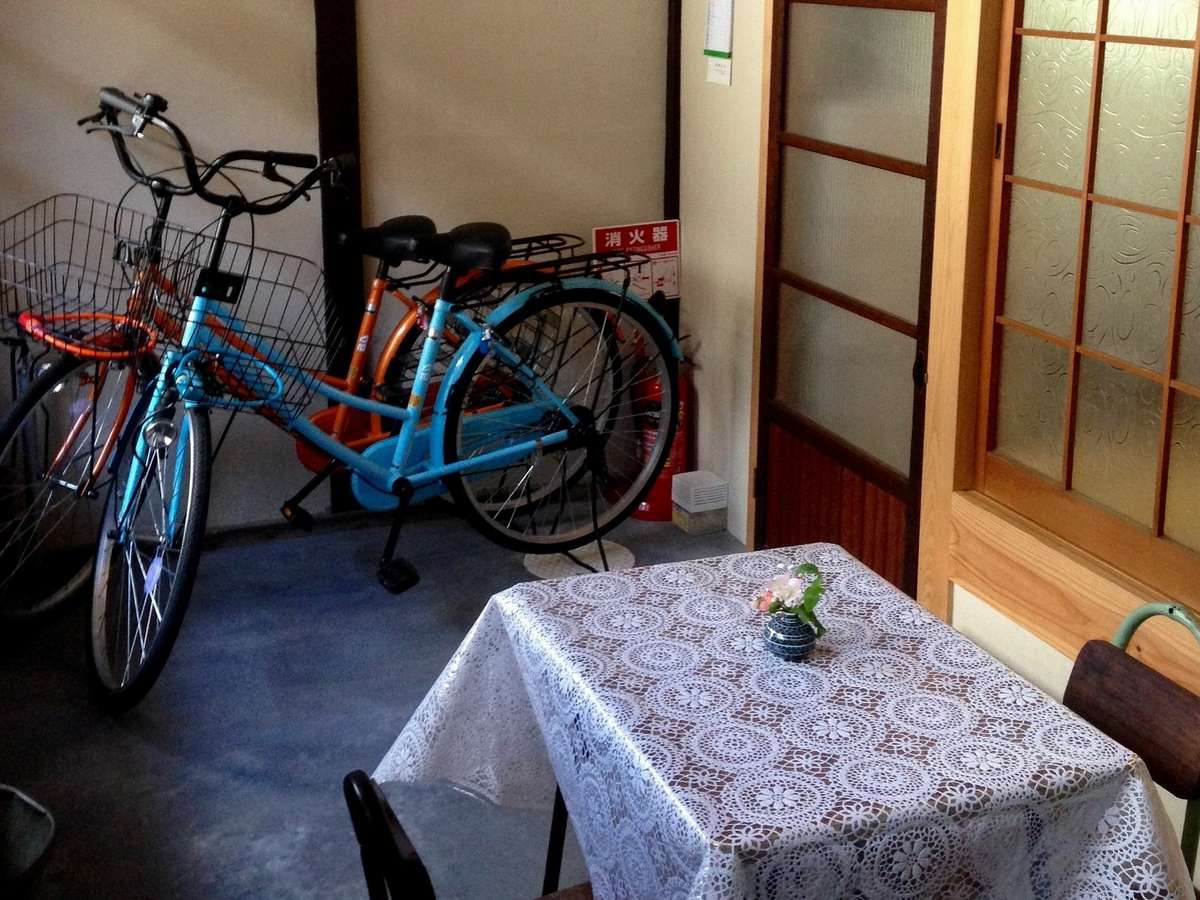 玄関土間。自転車で、すいすい。朝日差すテーブルでほっこり。