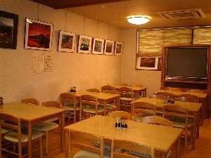 富士山の写真いっぱいの食堂。四季折々の富士山を眺めながらの御食事をお楽しみください。