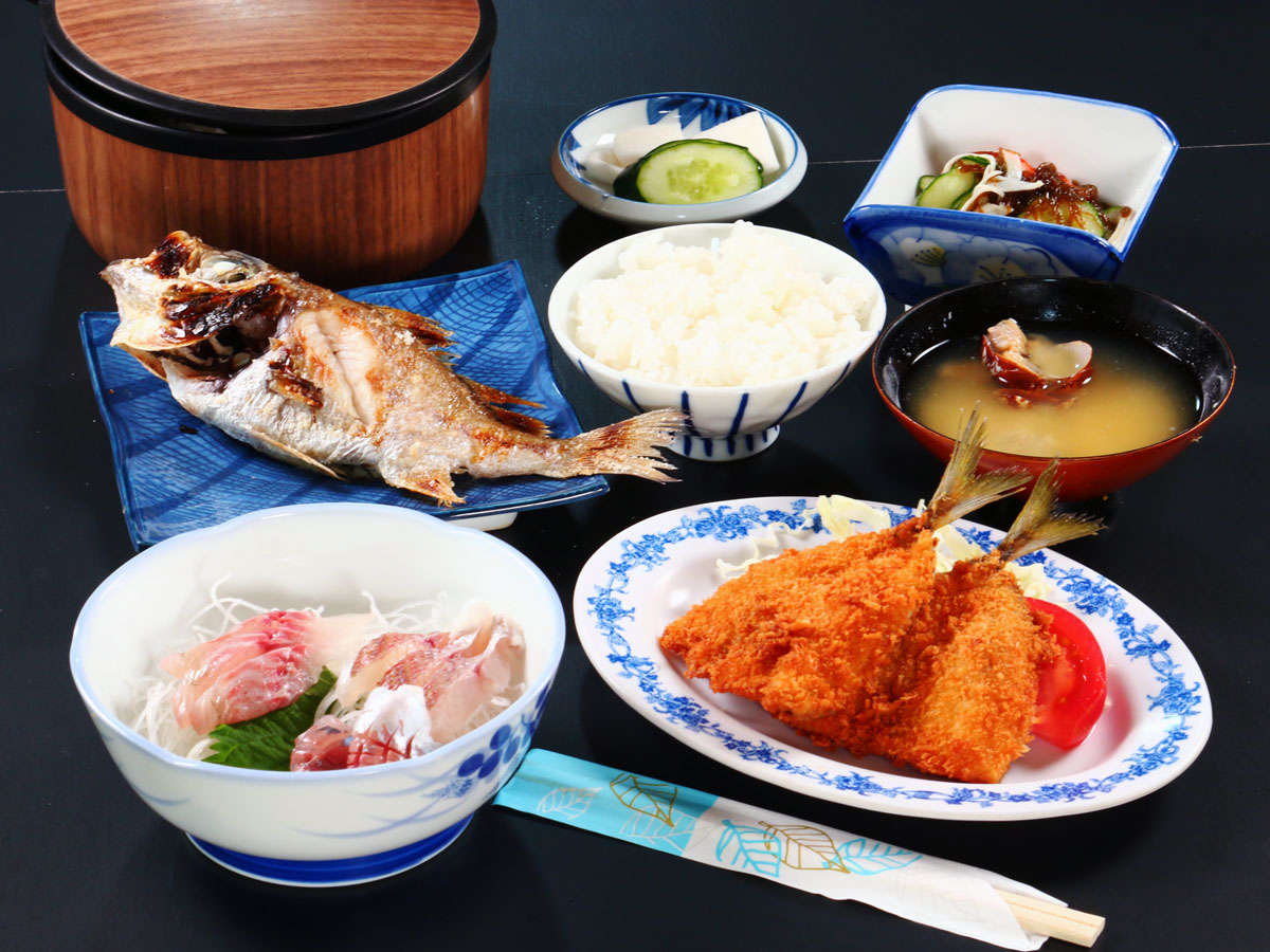 夕食例 新鮮な海の幸を使った家庭的なお料理。