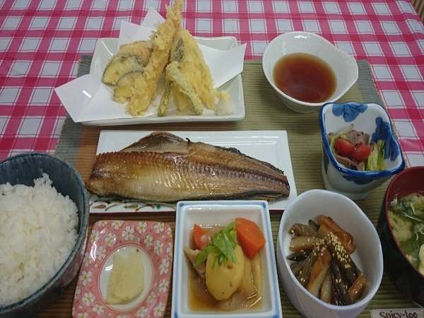 北海道の脂の乗ったホッケ！新鮮な野菜！サクサクの天ぷらを炊きたて産直北海道米と一緒に！！