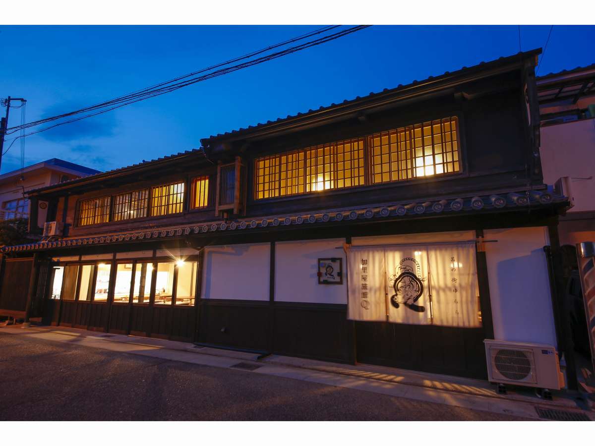 暗くなって明かりが灯る宵の雰囲気は、日本建築独特の雰囲気や色気を再発見して頂ける事でしょう。