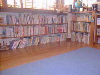 プレイルームには１０００冊の絵本があります。