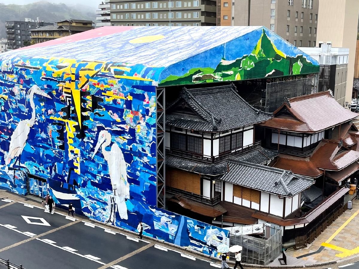 道後温泉本館。建屋をすっぽり覆うテント膜はアーティスト大竹伸朗さん作、熱景NETSU-KEI