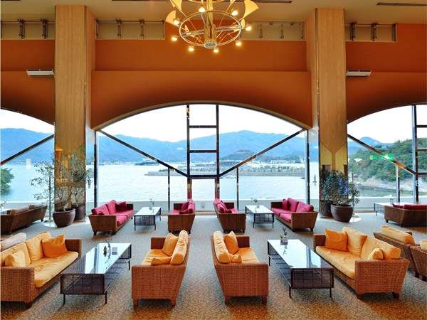 【1階カフェ　セラヴィ】美しい瀬戸内海を眺めながらごゆっくりとお過ごしください。