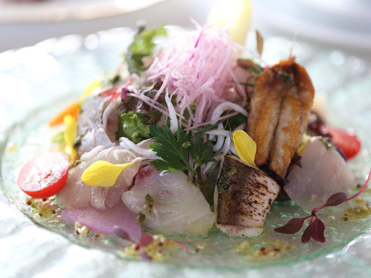一番人気メニュー　鎌倉・三浦野菜と相模湾で獲れた鮮魚を使用した「湘南風サラダ」