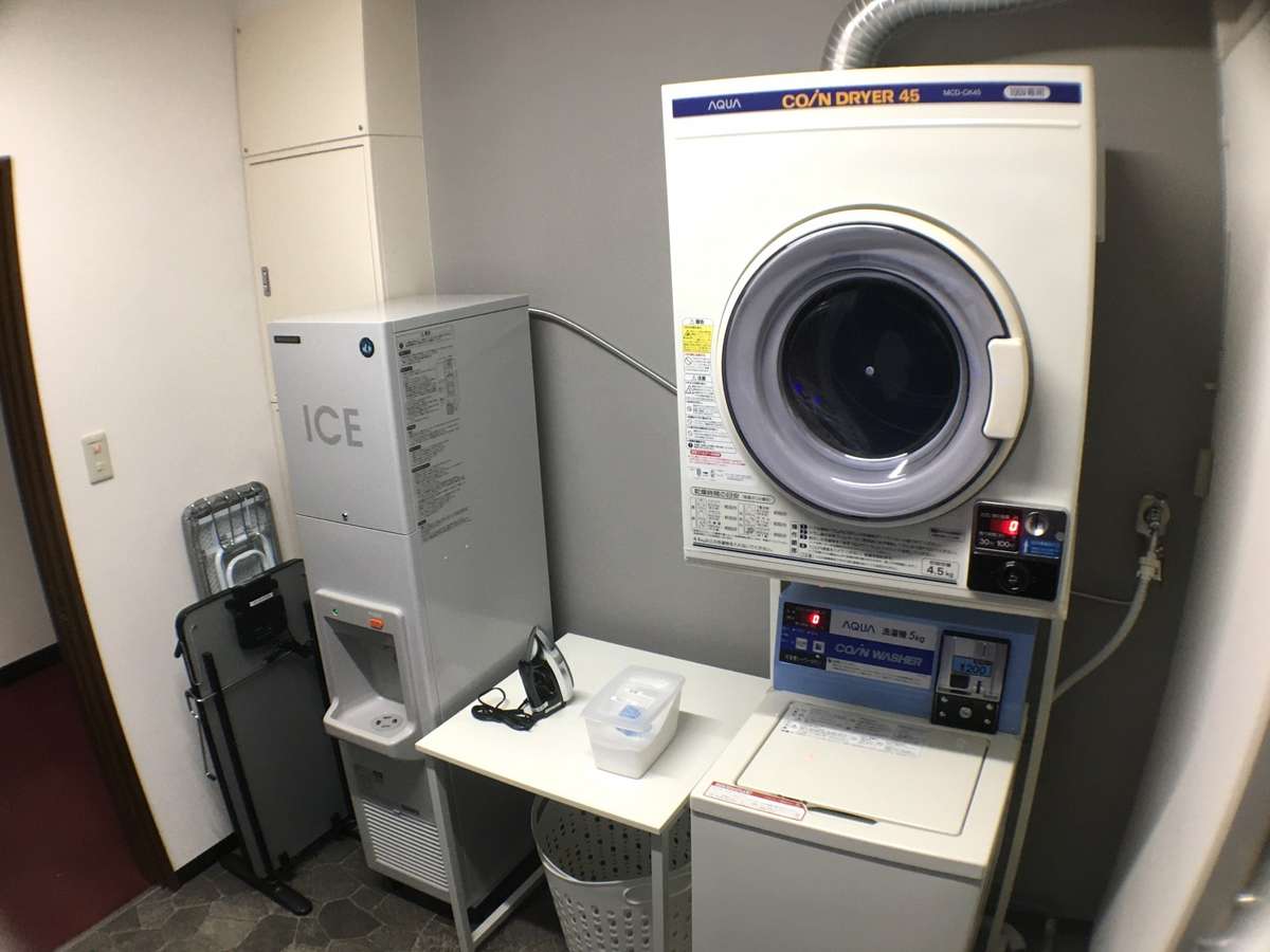 コインランドリー　洗濯機(洗剤無料)　乾燥機　自動販売機　製氷機　ズボンプレッサー　電子レンジ