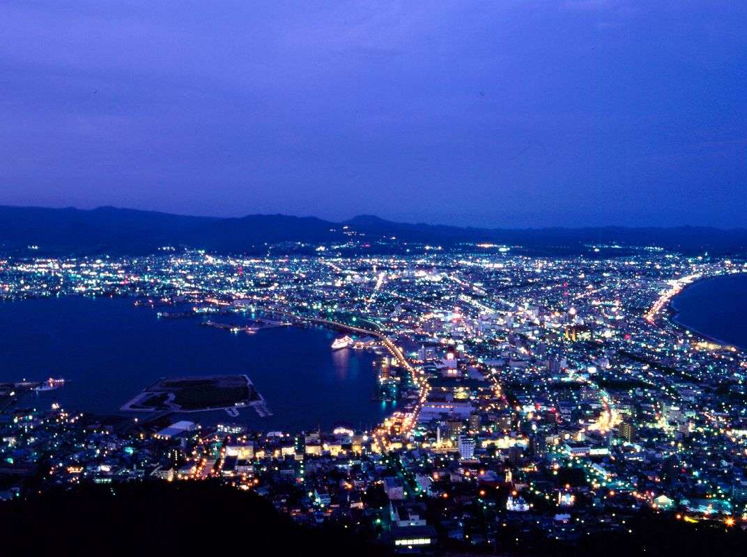【函館山夜景】ロープウェイで3分、山頂の展望台からは「100万ドルの夜景」をお楽しみいただけます。